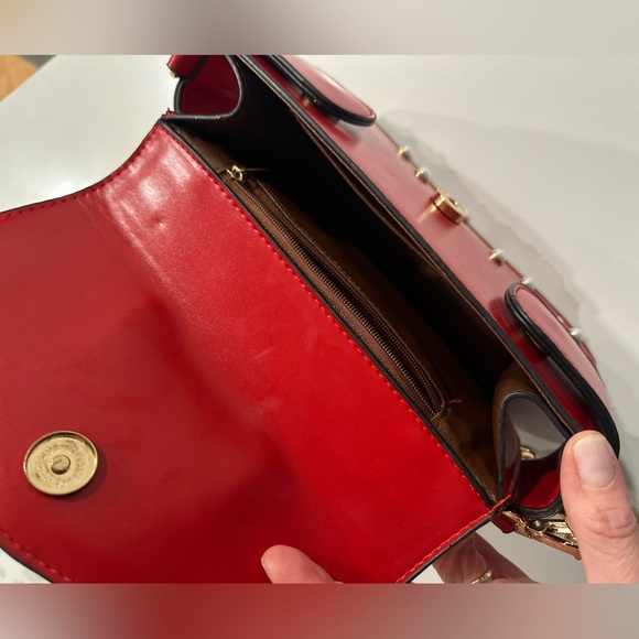 Bee crossbody red bag. - Picture 3 of 6